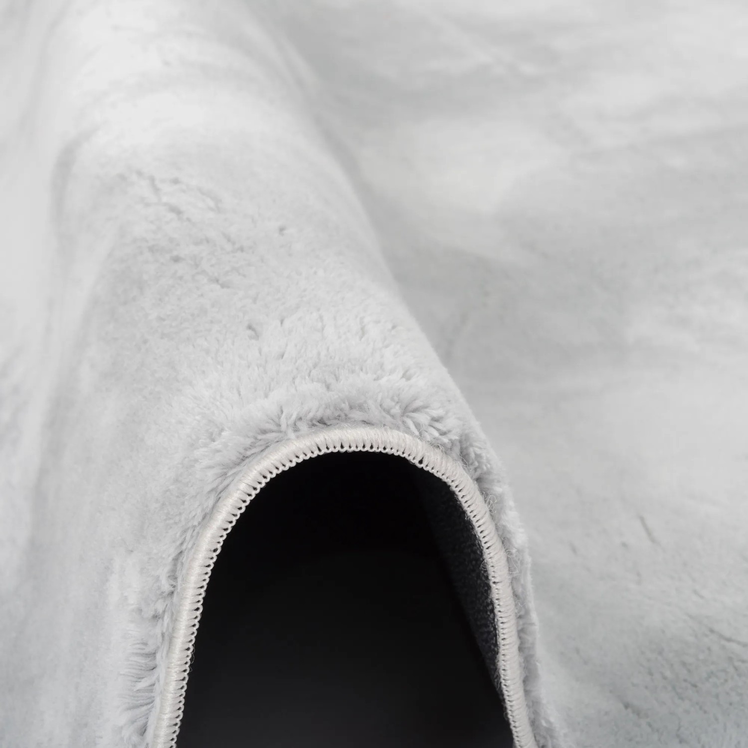 Detailaufnahme: Weicher, grauer Fellteppich Pergamon Luxus Super Soft, 160x230cm.