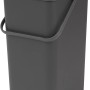 Grauer Brabantia Mülleimer Sort & Go, 16 l, mit Deckel und Tragegriff, zur Wandmontage oder freistehend.