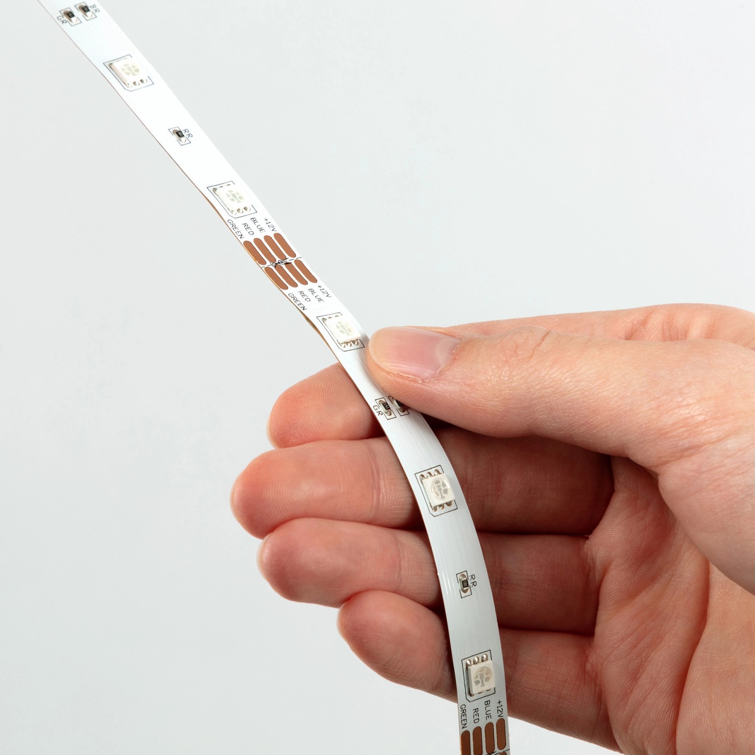 Flexibles RGB-LED Band von Brilo (3m) in Weiß, gehalten in einer Hand.