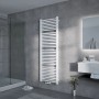 Weißer Ximax Badheizkörper K5 (765x600 mm) mit Mittenanschluss im modernen Badezimmer.