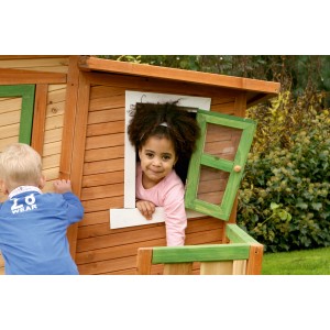 Axi Lisa Spielhaus aus Holz in Braun und Grün mit Kindern am Fenster.
