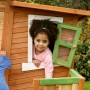 Axi Lisa Spielhaus aus Holz in Braun und Grün mit Kindern am Fenster.