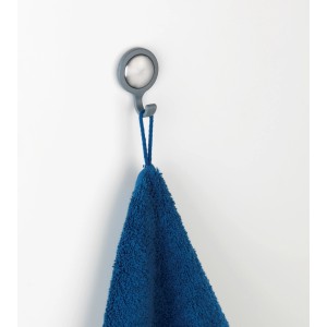 Wandhaken Osilo Grau 2er Set mit blauem Handtuch, selbstklebend, aus Kunststoff und Edelstahl.