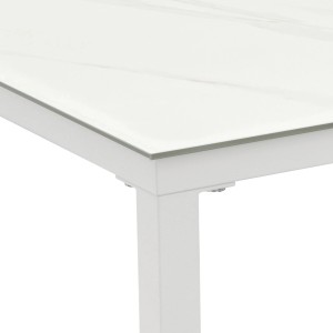 Detailansicht: Weißer, rechteckiger Gartentisch (70x70 cm) mit Stahlgestell. Ideal für Balkon und Garten.