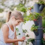 Mädchen mit Gusta Garden Erdbeerturm Sissi Strawberry in Anthrazit. Vertikaler Garten mit Erdbeeren.