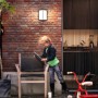 Philips myGarden LED-Außenwandleuchte Stock, anthrazitfarben, an einer Backsteinwand montiert.
