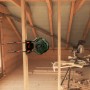 Bosch UniversalFan 18V-1000 Akku-Ventilator, befestigt an Holzkonstruktion. Akkugerät für Heimwerker.