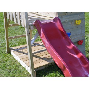 Detailansicht Kinderspielturm Panda mit roter Rutsche und Kletterwand im Garten.