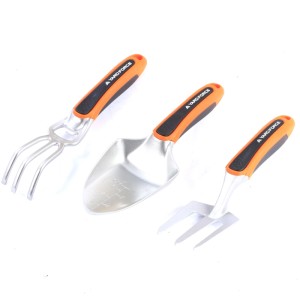 Yard Force Gartenhandwerkzeug Set: Schaufel, Grubber und Grabegabel mit orangefarbenen Griffen.
