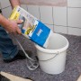 Knauf Flexkleber Schnell Grau wird in einen Eimer gefüllt.