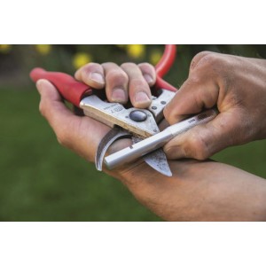 Schleifen einer Gartenschere mit dem Schleif- und Schärfwerkzeug Felco 905.