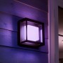 Quadratische Philips Hue LED-Wandleuchte Econic mit Farbwechsel an Hauswand.