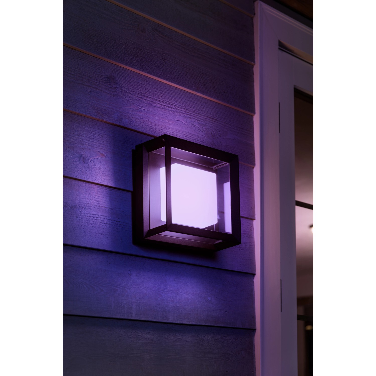 Quadratische Philips Hue LED-Wandleuchte Econic mit Farbwechsel an Hauswand.
