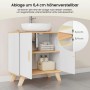 Weißer Waschbeckenunterschrank mit Holzplatte und offenen Türen, zeigt verstellbare Regale für Badutensilien.