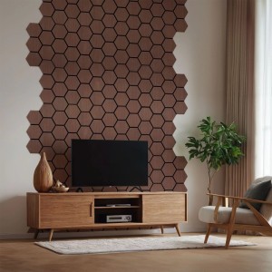 Braune hexagonale Akustikpaneele aus Holz an einer Wohnzimmerwand über einem TV-Schrank. Modernes Design für Schallschutz.