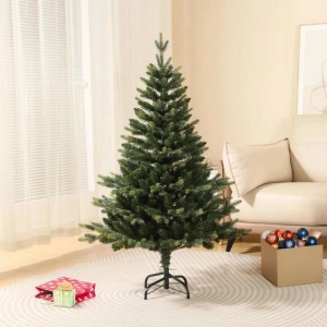 Grüner künstlicher Weihnachtsbaum 150 cm hoch mit dicht benadelten Zweigen und schwarzem Metallständer im Wohnzimmer.