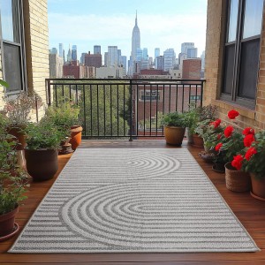 Grauer Ayyildiz Outdoor-Teppich Desert (120x170 cm) mit abstraktem Muster auf Balkon.