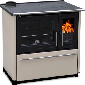 Plamen Küchenofen Holzherd 850 Creme links mit Pizza im Ofen und Topf auf der Herdplatte.