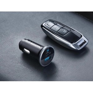 Anker Kfz-Ladegerät 52W mit USB-C und USB-A Anschluss neben einem Autoschlüssel.