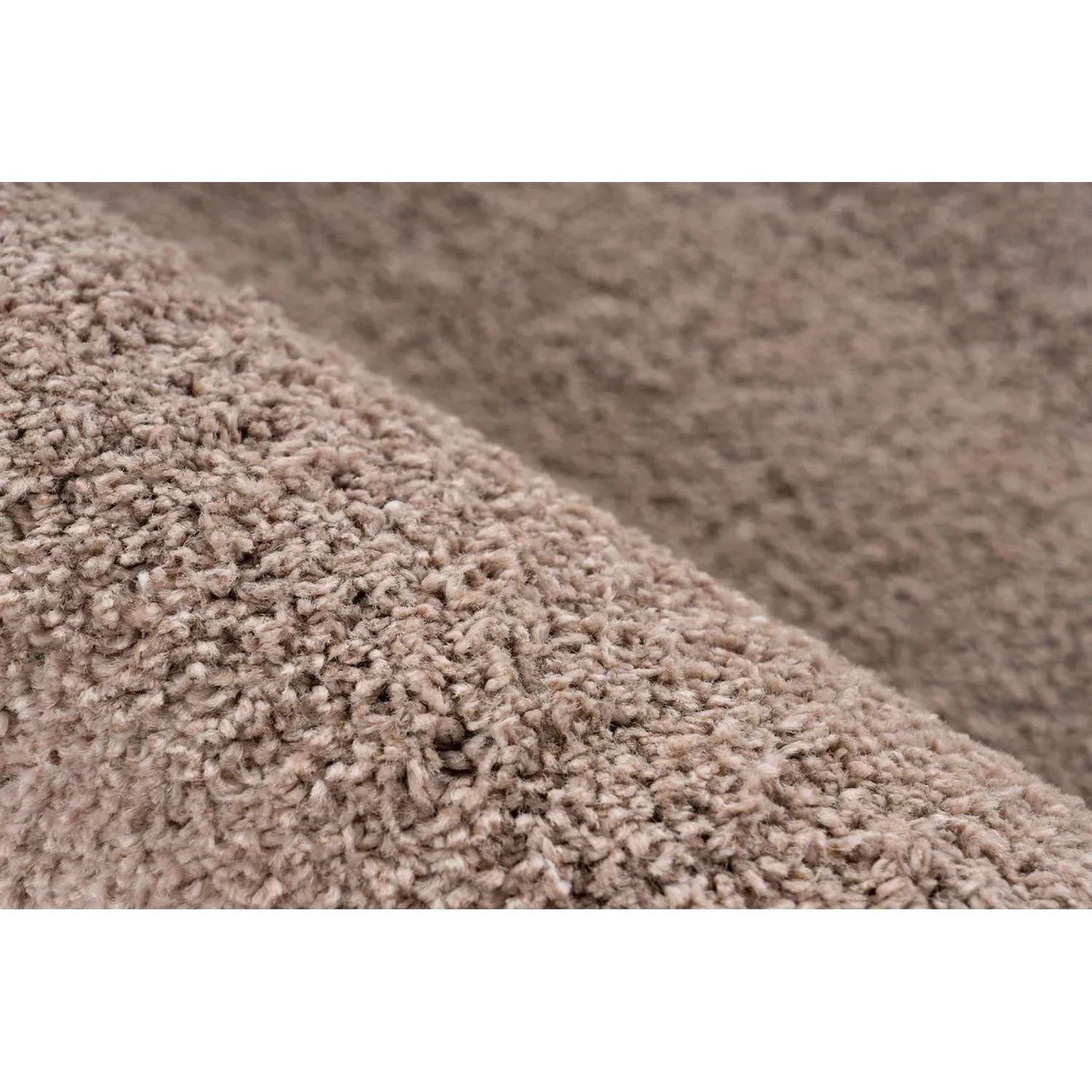 Detailaufnahme des MeGusta Kurzflor Teppichs in Taupe. Klassischer, unifarbener Teppich.