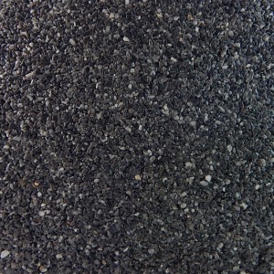 Terralith Marmor Steinteppich Contrasto Tre: Dunkelgrauer Naturstein-Kies, 4-6 mm Körnung, für Außenbereiche.