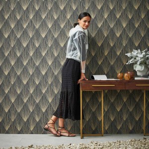Elegante, schwarze und goldene Art Deco Vliestapete mit geometrischem Muster im 20er-Jahre-Stil.