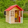 Zwerkules Spielhaus Lolla, rot, mit Veranda und Kind im Eingang. FSC®-zertifiziert.