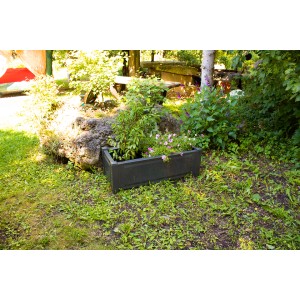 Rechteckiger, anthrazitfarbener KHW Pflanzkasten mit Bepflanzung im Garten.