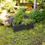 Rechteckiger, anthrazitfarbener KHW Pflanzkasten mit Bepflanzung im Garten.