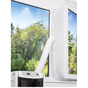 Mobiles Klimagerät mit Fensterabdichtung aus Nylon, montiert an einem Fenster.