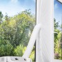 Mobiles Klimagerät mit Fensterabdichtung aus Nylon, montiert an einem Fenster.
