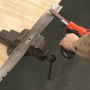 Black+Decker KA900E Powerfeile beim Schleifen eines Werkstücks im Schraubstock.