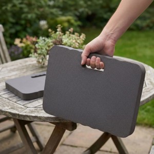 Schwarzes Relaxdays Kniekissen aus EVA-Schaumstoff mit Griff, von Hand gehalten. Robustes Knieschutz-Set für Garten.