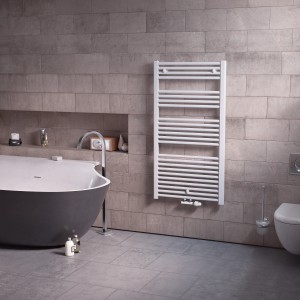 Weißer Ximax Badheizkörper Alpha (1750x600 mm) mit Mittenanschluss im Badezimmer.