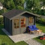 Graues Alpholz Gartenhaus Palermo 331x331cm mit Doppeltür und Fenster im Garten.
