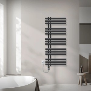 Anthrazitfarbener LuxeBath Badheizkörper IronEM 500x1200mm mit Heizstab (1200W) im modernen Bad.