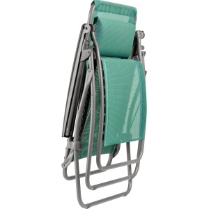 Zusammengeklappter Lafuma Relaxsessel R Clip Batyline® Chlorophylle, Gartenstuhl mit grünem Bezug.