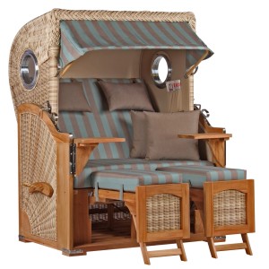 GarWoh Strandkorb Rantum Teak mit PE-Geflecht und blau-braun gestreiften Polstern.