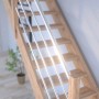 Gerade Treppe Mykonos Pro Eiche mit Edelstahl-Geländer (rechts). Offene Holztreppe, unbehandelt.
