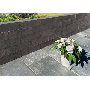 Dunkelgraue Diephaus Belo Pico Basalt Mauersteine als Gartenmauer, mit Pflaster und Blumenkübel. Robuste Gartensteine.