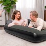 Bestway Doppelluftbett TriTech, 203x152x30 cm, schwarz, mit Paar im Wohnraum. Ideal für Camping & Zuhause.