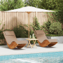 Zwei Wipp-Sonnenliegen aus Akazienholz mit taupefarbenen Kissen für Garten oder Terrasse.
