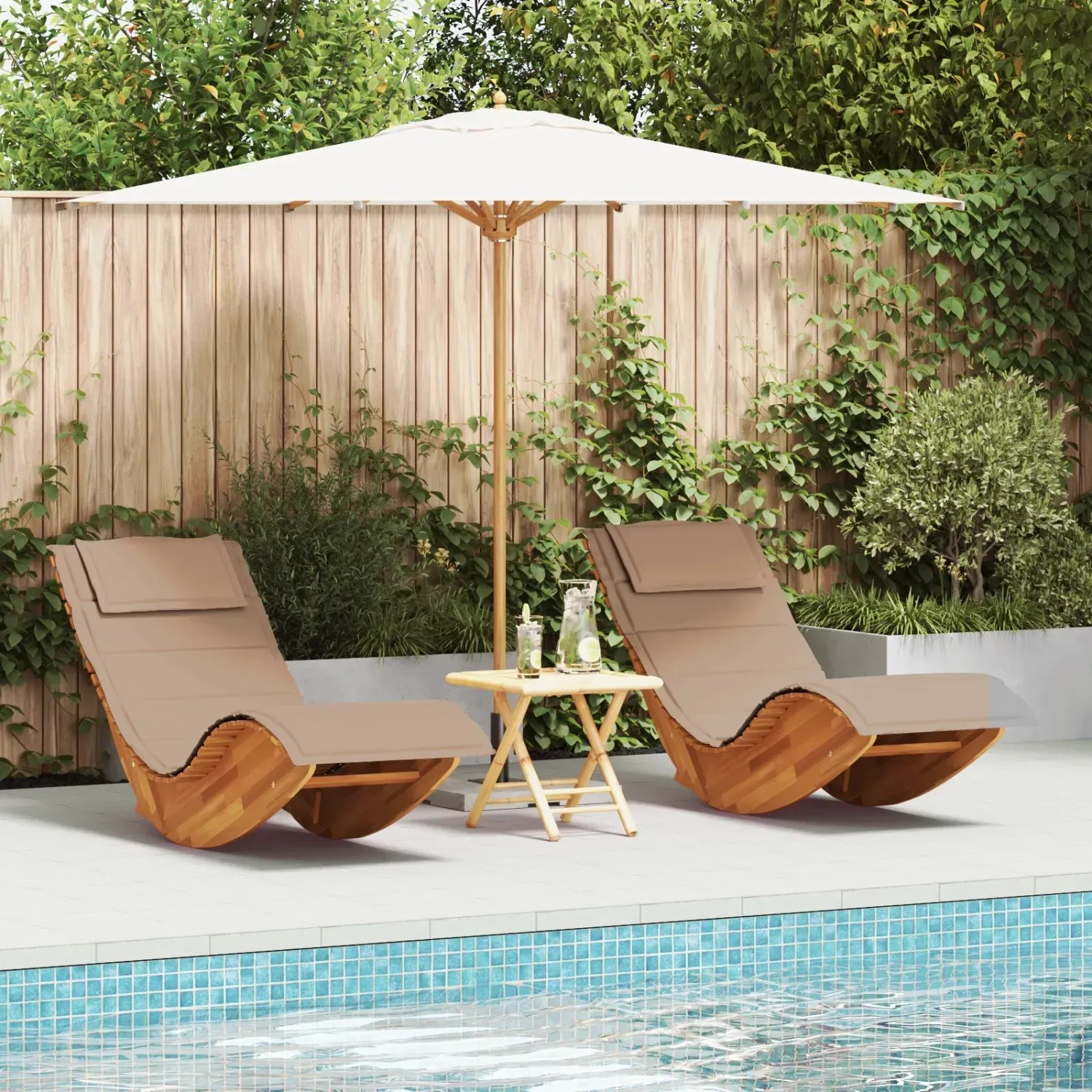 Zwei Wipp-Sonnenliegen aus Akazienholz mit taupefarbenen Kissen für Garten oder Terrasse.