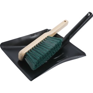 2-teilige Kehrgarnitur aus Metall und Holz: Kehrschaufel und Handfeger für die Reinigung.