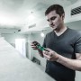 Mann inspiziert Wera Kraftform Kompakt 27 Magazin-Schraubendreher mit 6 Bits in Werkstatt.