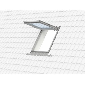 Geöffnetes Velux Wohn- und Ausstiegsfenster GTL SK08, klar lackiert, auf einem weißen Dach.