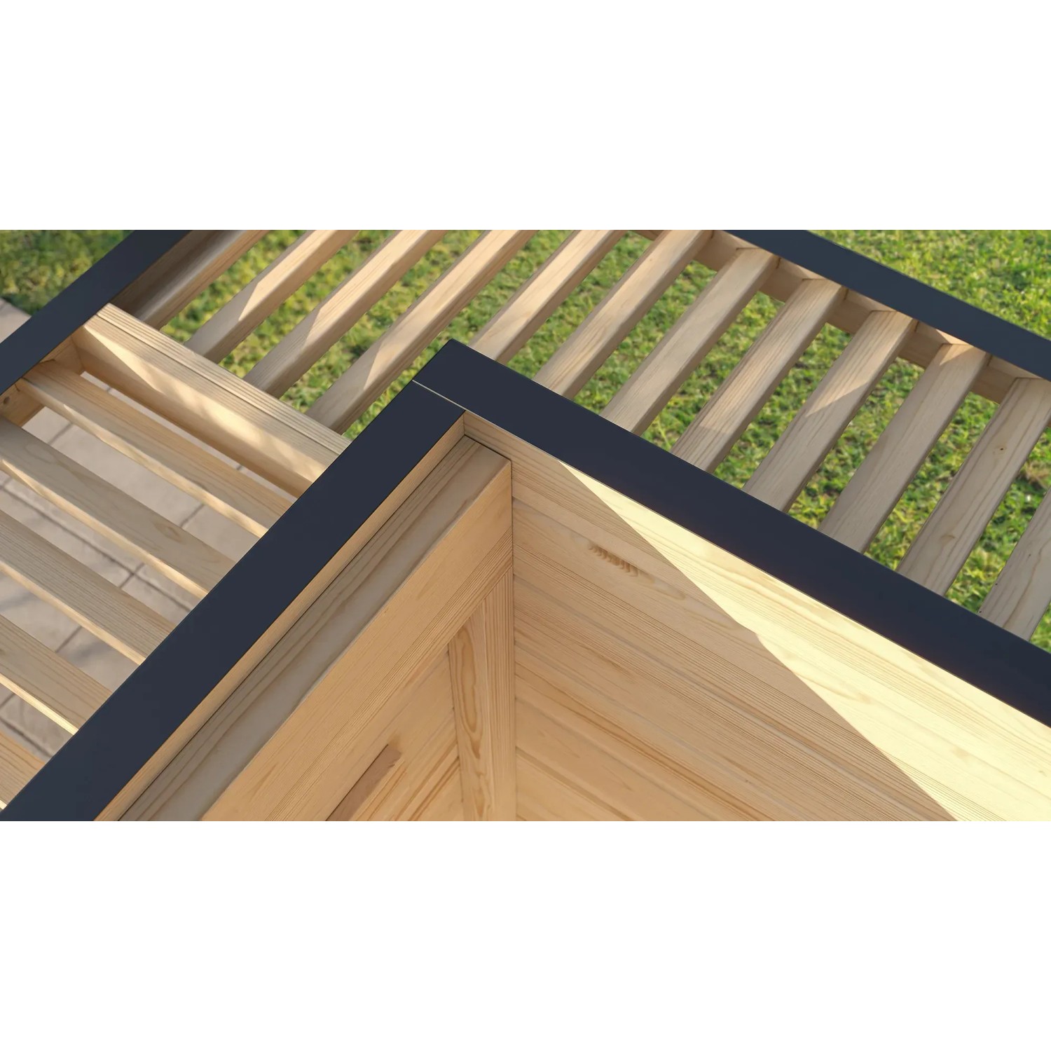 Detailansicht Weka Gartenhaus Amberley mit graugrün gestrichenen Wänden und anthrazitfarbenen Akzenten.
