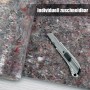 Graues Malervlies mit Cuttermesser, zeigt einfaches Zuschneiden. Robustes Abdeckvlies für Malerarbeiten und Bodenschutz.