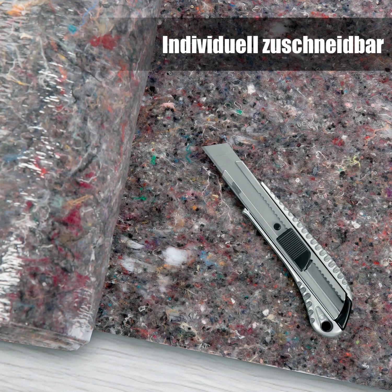Graues Malervlies mit Cuttermesser, zeigt einfaches Zuschneiden. Robustes Abdeckvlies für Malerarbeiten und Bodenschutz.