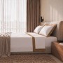 The White Stone Bettwäsche-Set Doppelbett aus Baumwolle, weiß mit beiger Satin-Bordüre. Decken & Überwürfe.